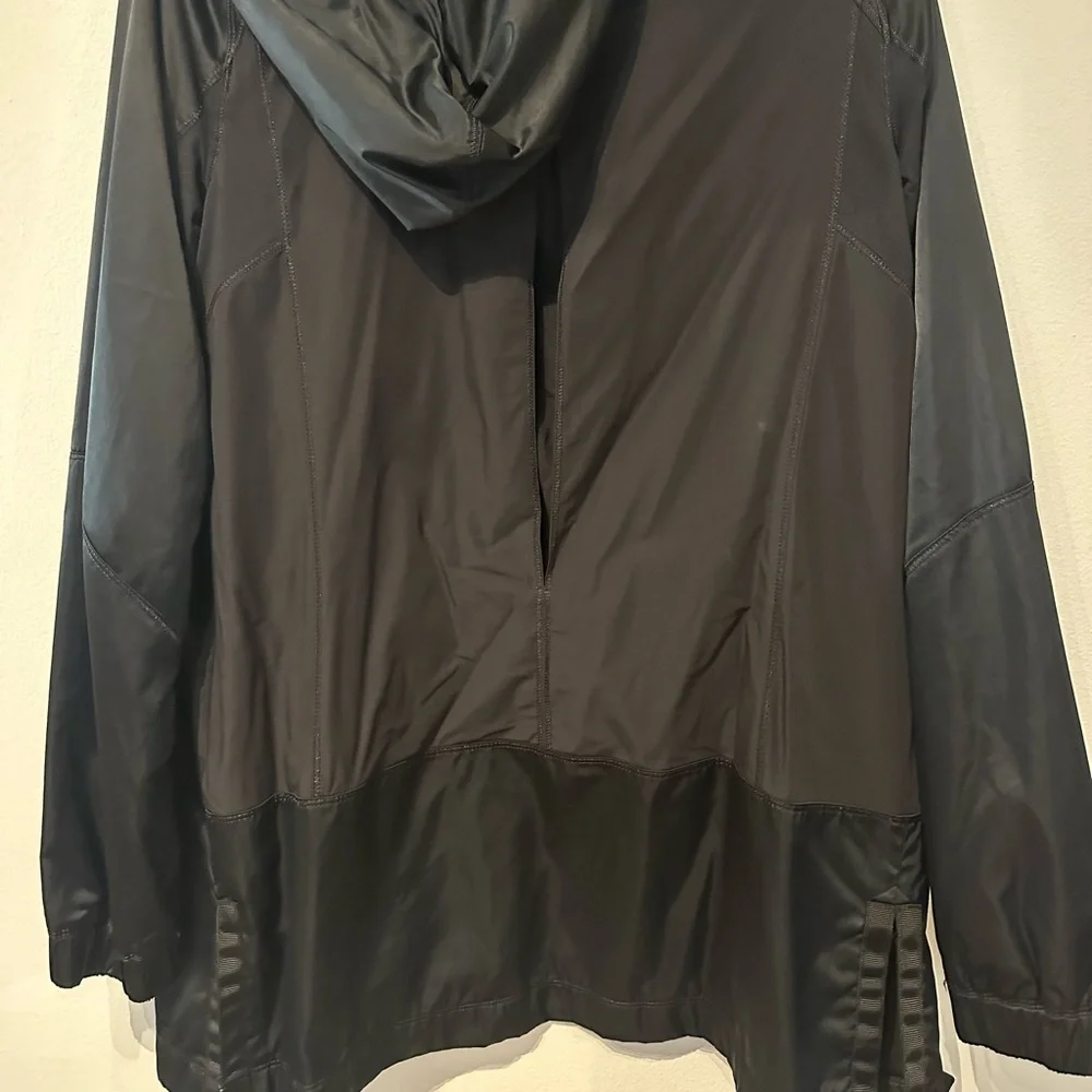 lululemon black vented windbreaker - Picture 4 of 6